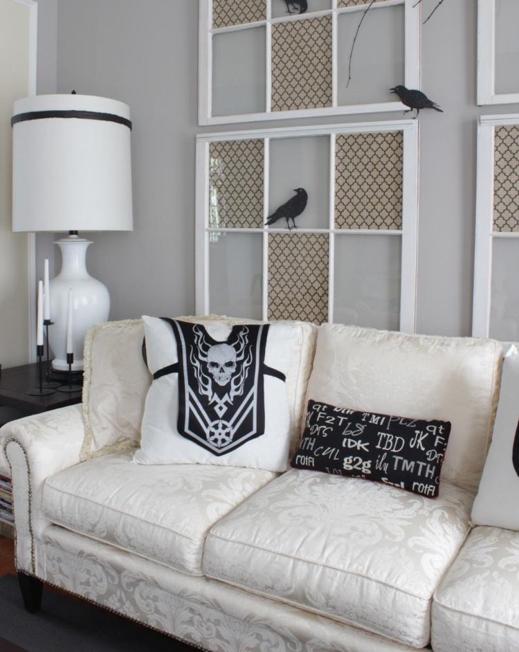 gammalt fönster-dekoration-soffa-vägg-dekoration-korp-svart-vit-bordslampa-ljusstake