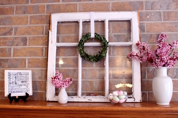 gammalt fönster-dekoration-hylla-tegel-vägg-vas-blommor-vit-rosa