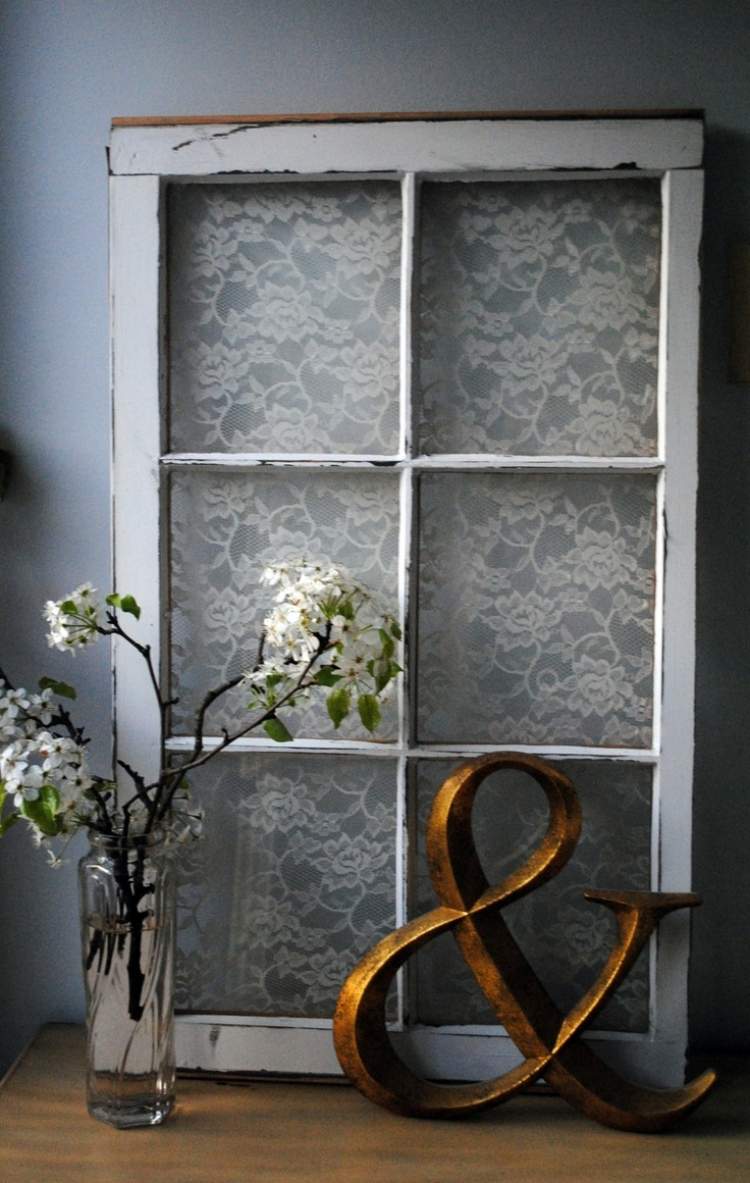 gammalt fönster-dekoration-spets-vas-blommor-bord-vägg-måla-ljusgrå