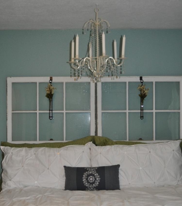 gammalt fönster-dekoration-sovrum-ljuskrona-ljus-vintage-vägg-måla-ljusblå