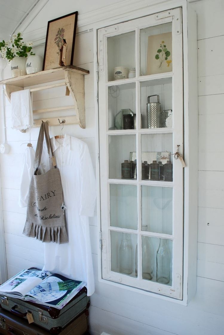 gammalt fönster-dekoration-skåp-smal-vintage-väggbeklädnad-trä-vit-hylla