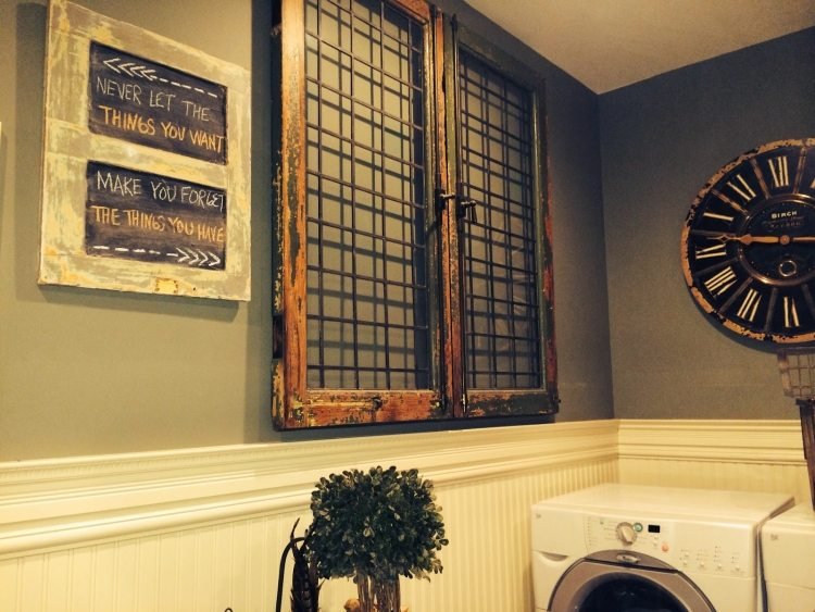 gammal-fönster-dekoration-vägg-dekoration-vägg-klocka-fönsterkarm-gitter-tvättmaskin