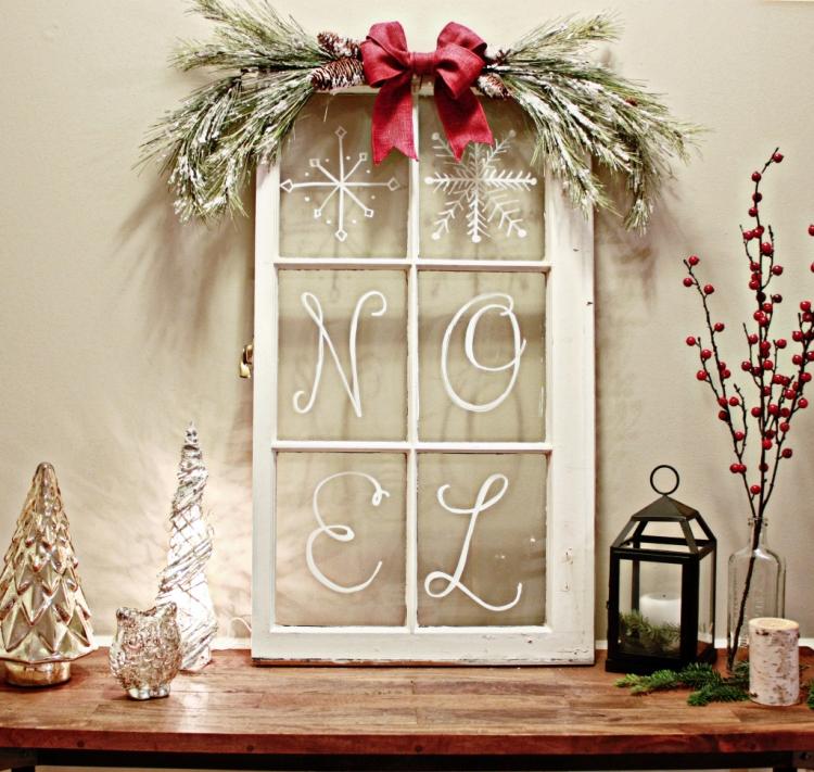 gammalt fönster-dekoration-jul-figurer-silver-ljus-lykta-band-monogram-snöflingor