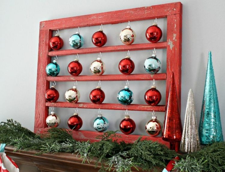 gammalt fönster-dekoration-julbollar-glittrande-rött-blå-silver-vackert