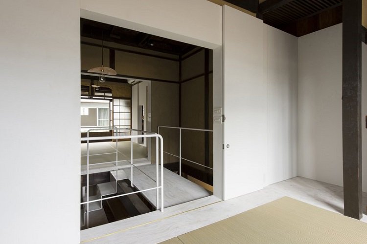 gamla träbjälkar inredning japansk pensionat inredning modern traditionell minimalistisk stålbro vit
