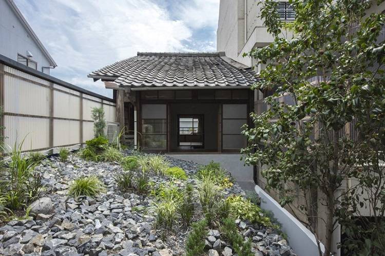 gamla träbjälkar inredning japansk pensionat inredning modern traditionell minimalistisk takträdgård