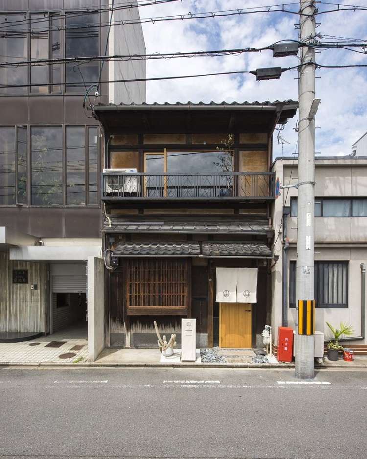 gamla träbjälkar inredning japansk pensionat inredning modern traditionell minimalistisk gatuvy