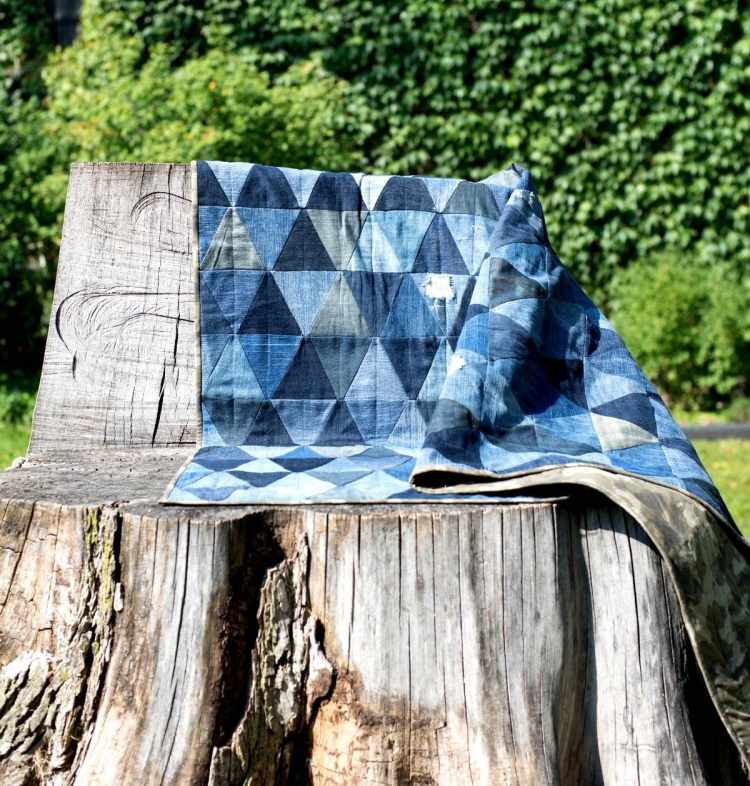 gamla jeans-återvinna-nära-filt-trianglar-mönster