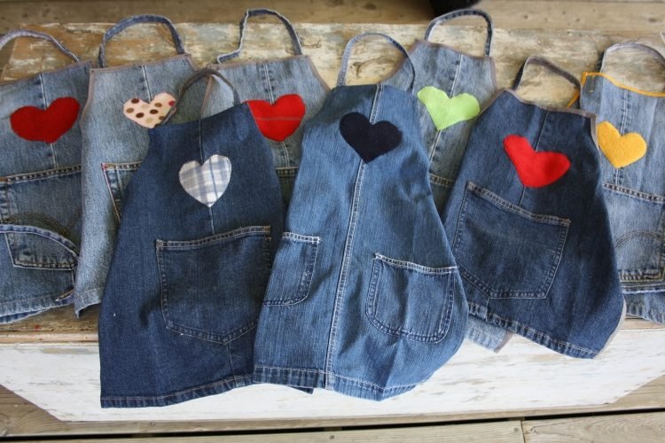 gamla jeans-återvinnings-tinker-förkläden-påsar