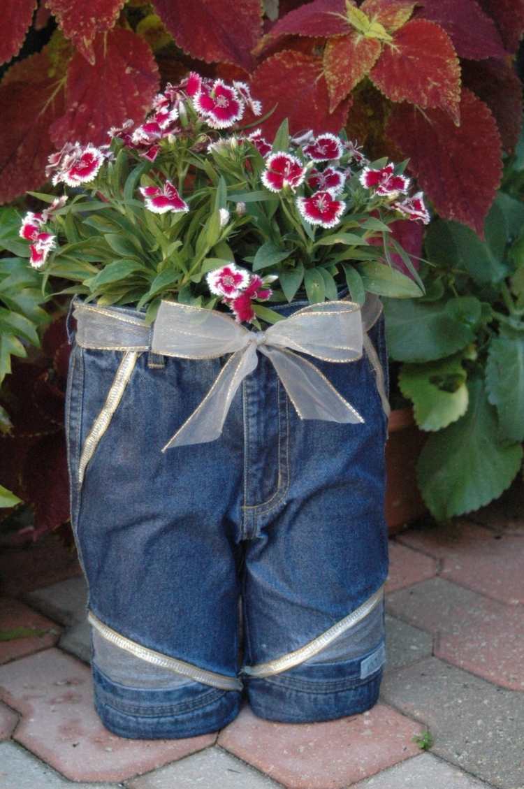 gamla jeans-återvinnings-tinker-huelle-krukväxter-terrass