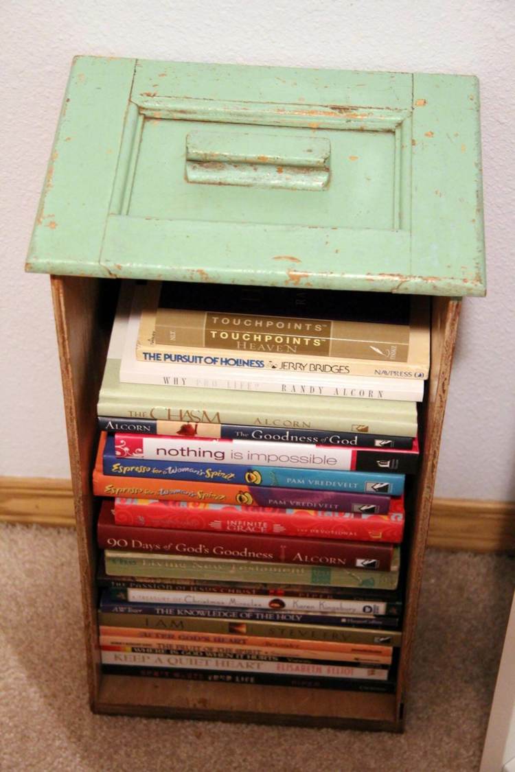Gamla lådor idéer bokhylla lägenhet dekoratör med gamla möbler