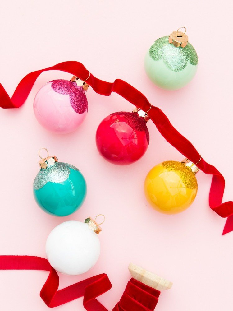 krydda upp gamla julbollar diy idéer krans glitterpulver