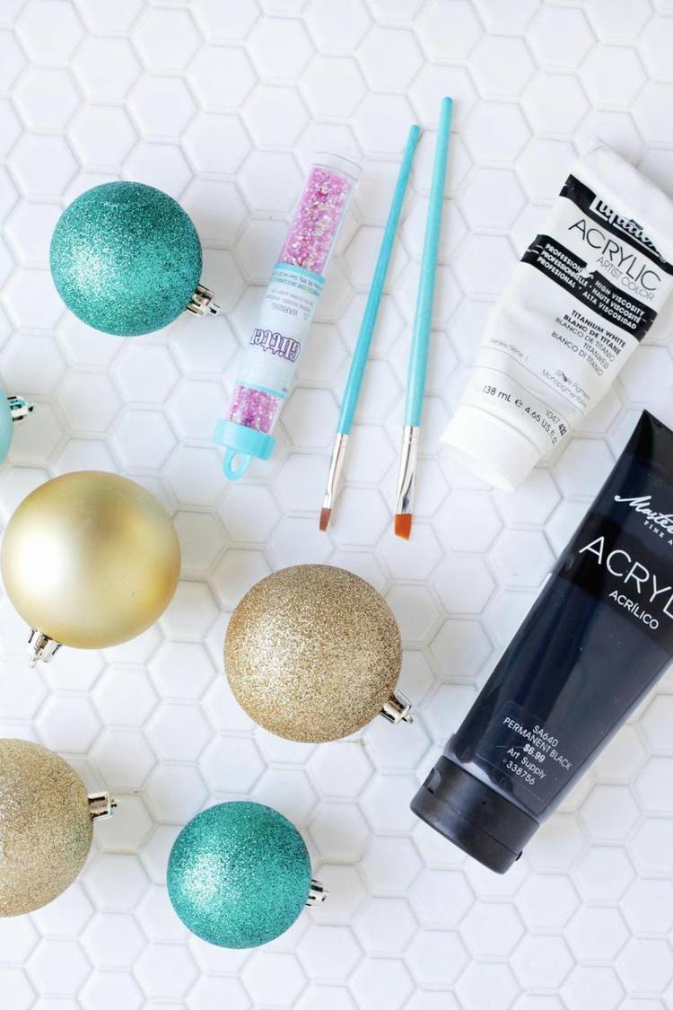 försköna gamla julbollar DIY idéer akrylfärg målar glitter pulver