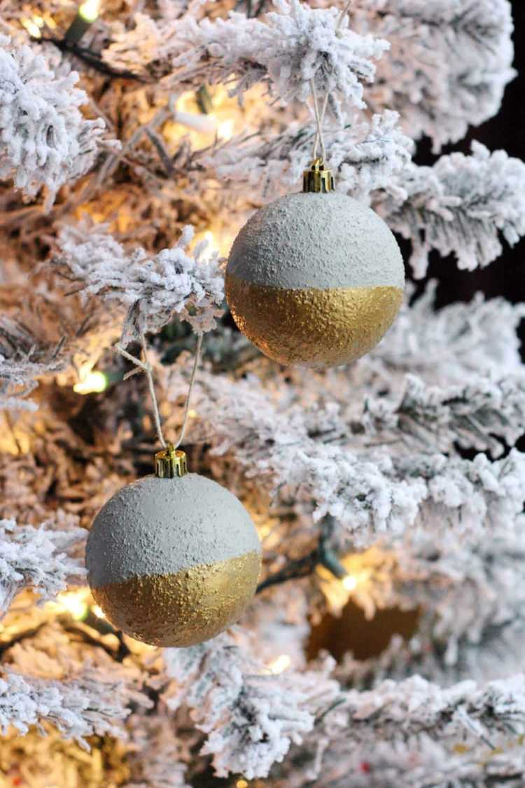 gamla julbollar förskönar DIY -färg över guldbetongutseende