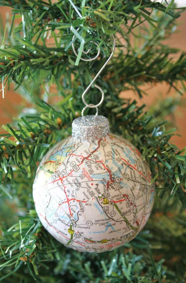 Försköna gamla julbollar, slå ut stadskartan, stick på juldekorationer