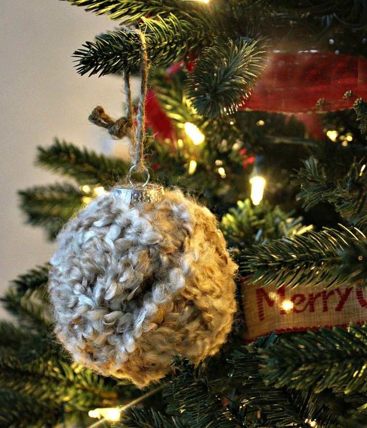 försköna gamla julbollar ullomslag diy granprydnader