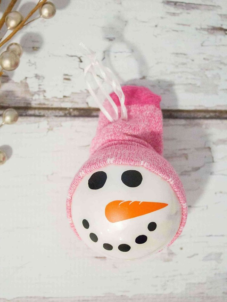 krydda gamla julbollar snögubbe sock lock måla ansiktsdrag