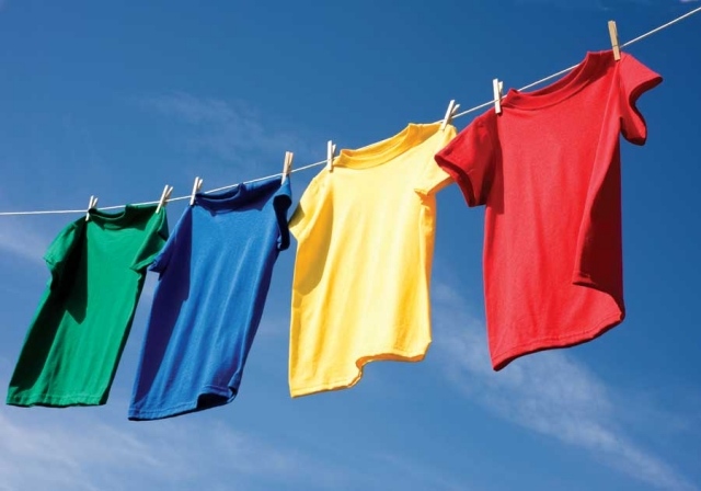 Tvätt-hängande-utanför-färgade-t-shirts