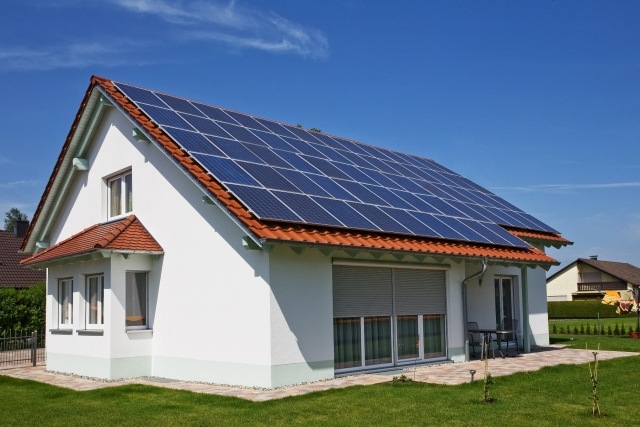 solpanel-hus-tak-energi-alternativ