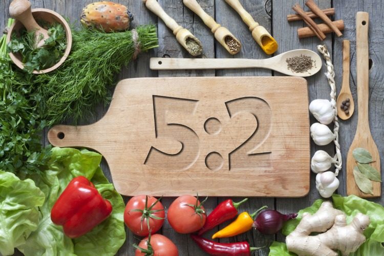 5 till 2 dieter hälsosamma äter grönsaker och köksbräda