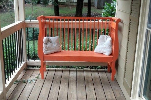 gammal babysäng återvinningsbänk veranda måla orange