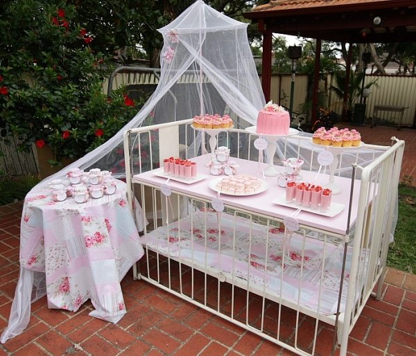 gamla baby säng idéer baby shower bord cupcakes kakor