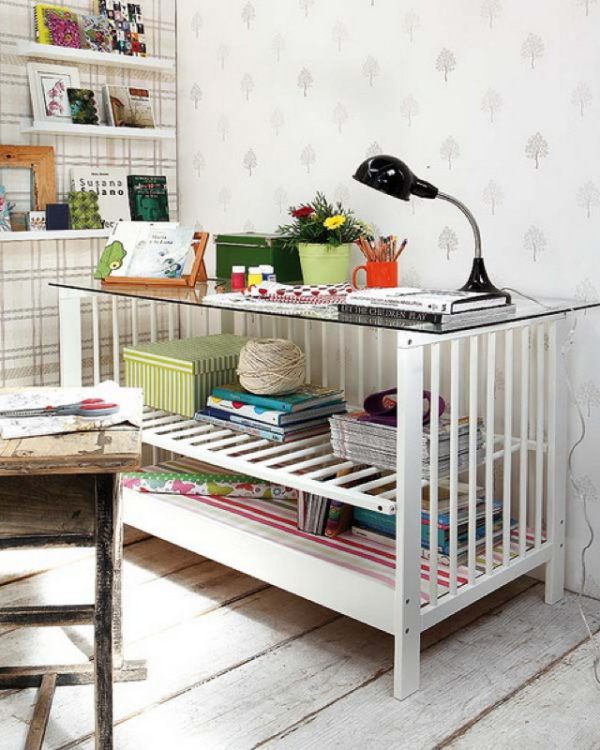 gammal baby säng repurpose glas topp skrivbord hemmakontor
