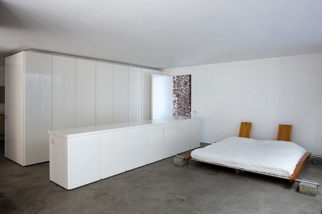 sovrum låg säng modern lägenhet renovering i düsseldorf