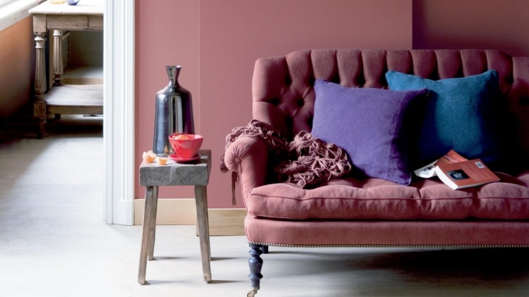 skymning-rosa-vägg-färg-soffa-klädsel-tuftning-vintage-design