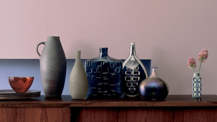 skymning-rosa-vägg-deko-kontrast-vaser-keramik-mörkblå