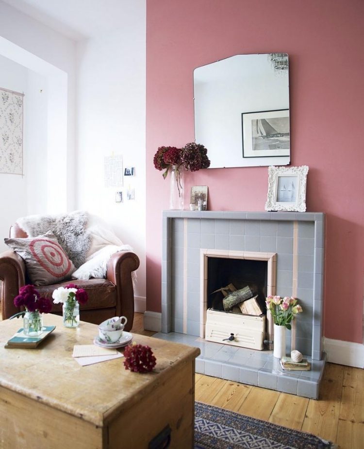 skymning rosa-vägg-färg-modern-grå-kaminhylla-spegel-vintage-fåtölj-golvbräda