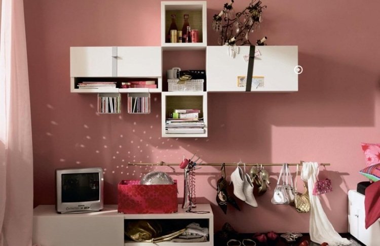 skumma rosa-väggfärg-maedchanzimmer-vägghyllor-tillbehör-skor-kaos