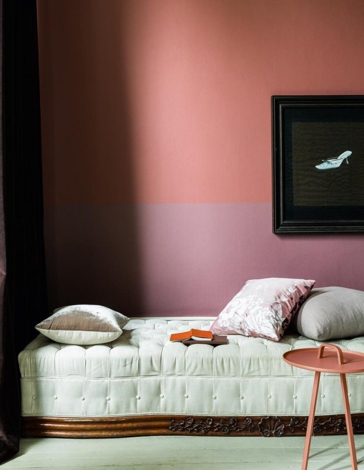 skymning rosa-vägg-färg-sovrum-antik dagbädd-vintage-möbler-stoppad-bild
