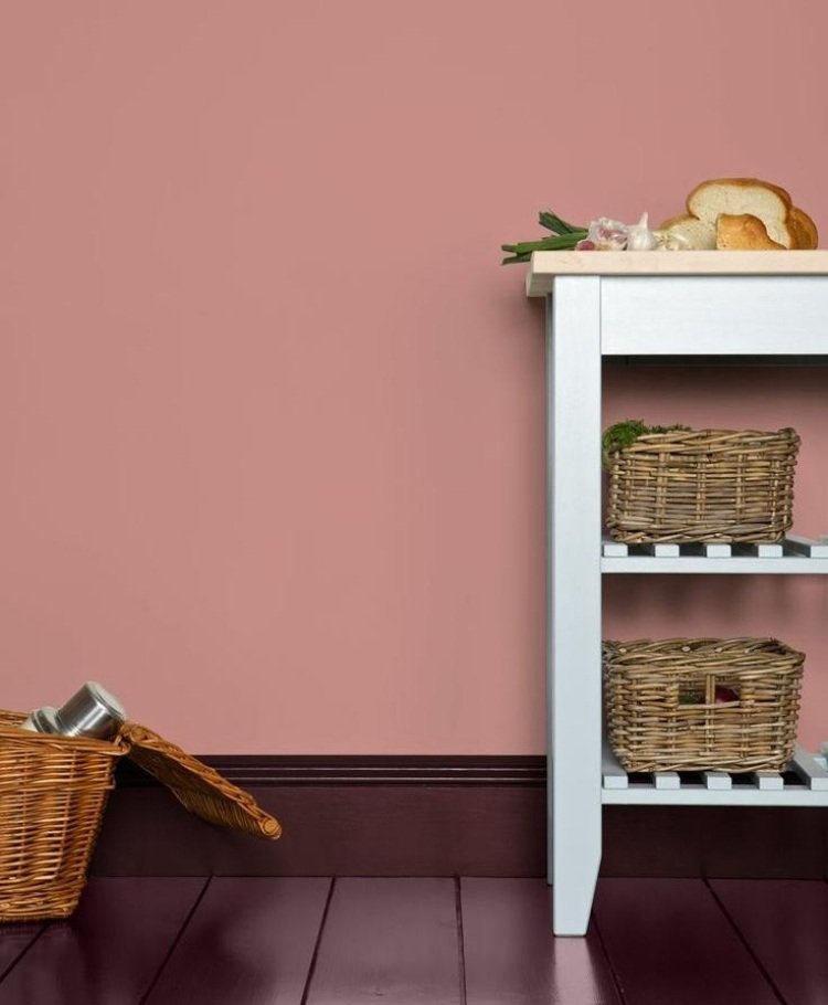 skumma rosa-vägg-måla-hall-golv-bräda-aubergine-färg-konsol-bord-korgar-golv-bräda