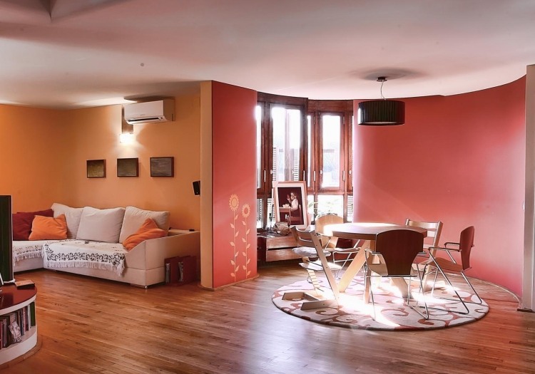 skumma rosa-vägg-färg-matsal-vardagsrum-öppna-matbord-stolar