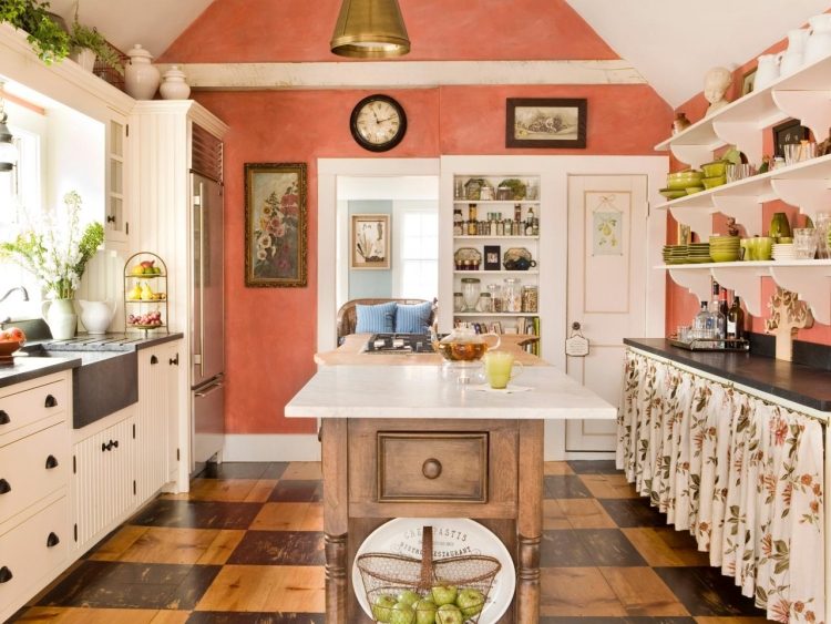 skumma rosa-väggfärg-kök-vintage-funktionella-hyllor-lantlig-rätter-trägolv-schackmönster