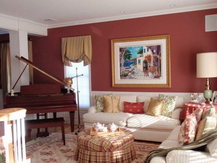 skumma-rosa-vägg-måla-vintage-stoppade-möbler-klavir-bilder-matta-mönster