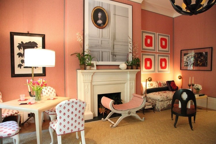 skumma-rosa-vägg-måla-vintage-stuckatur-öppen spis-mantel-bilder-stoppade stolar-modern-bild