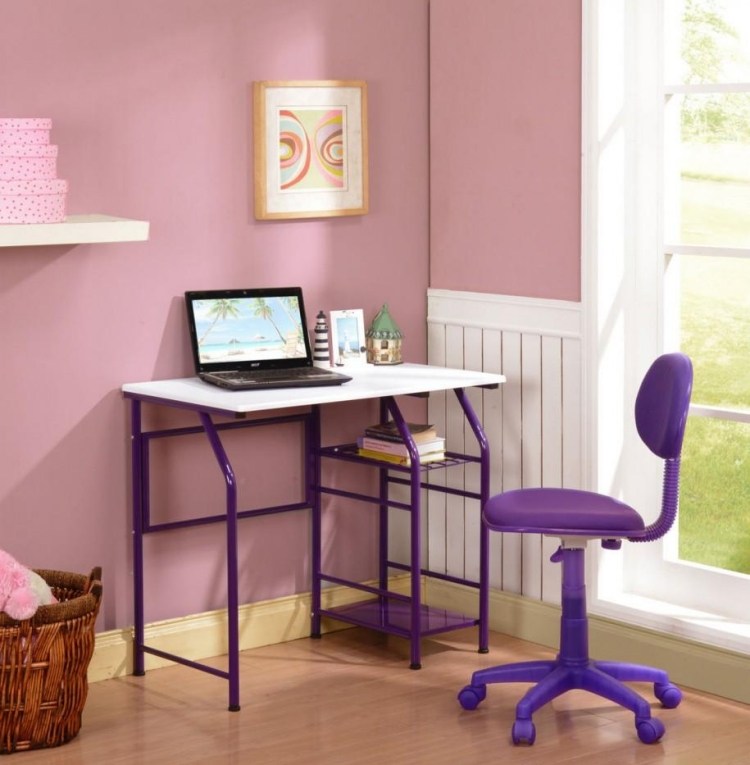 skymning rosa-vägg-måla-skrivbord-rullstol-lila-fönster-korg-vägg-hylla