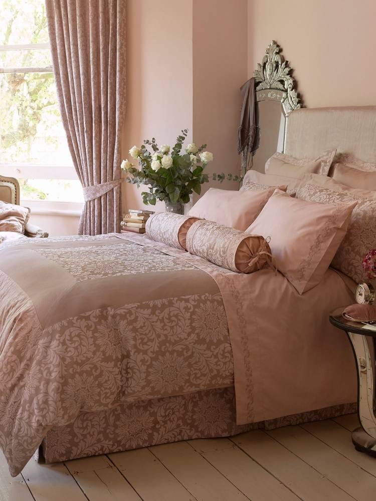 skumma rosa-vägg-målar-sovrum-golvbrädor-antika-möbler-säng-hem textilier