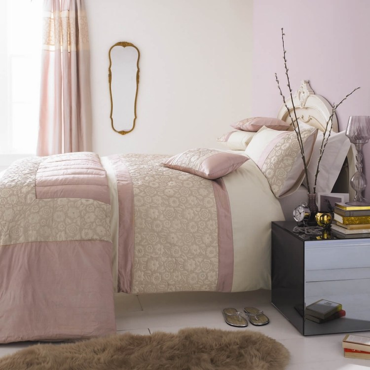skumma rosa-väggfärg-sovrum-pälsmatta-vitt-sängbord-väckarklocka-böcker-överkast