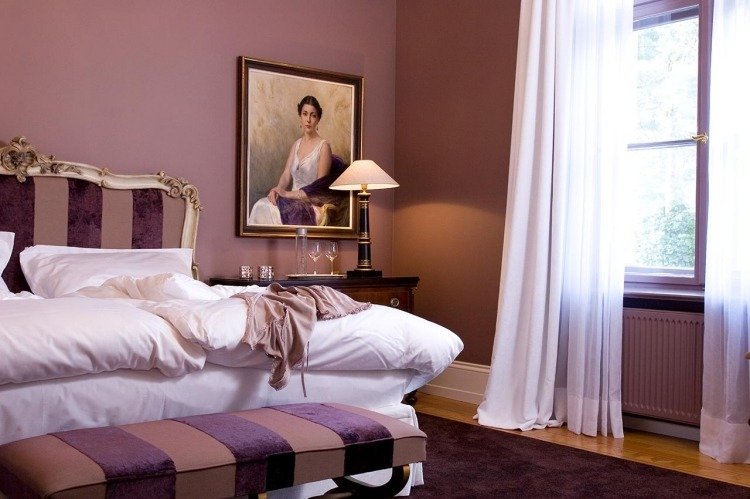 skymning rosa-vägg-målar-sovrum-lyx-antik-matta-lila-säng-bild