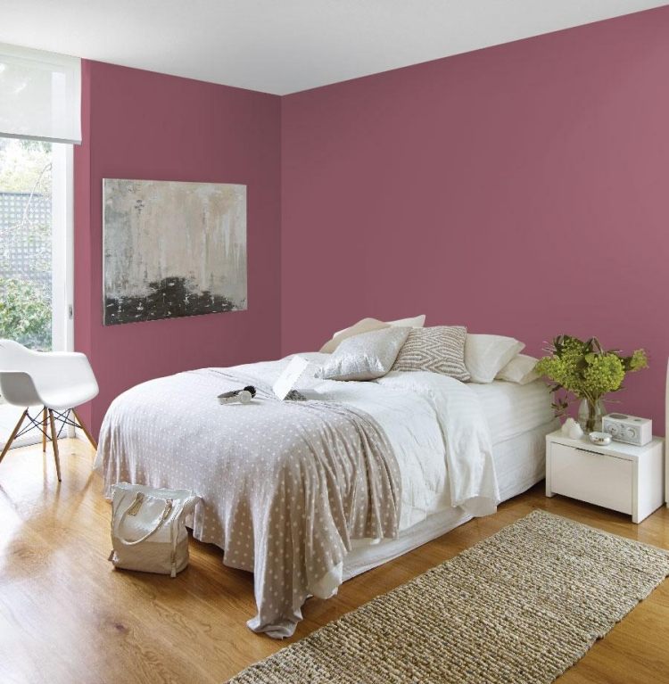 skymning rosa-vägg-färg-sovrum-full-trä-golv-modern-säng