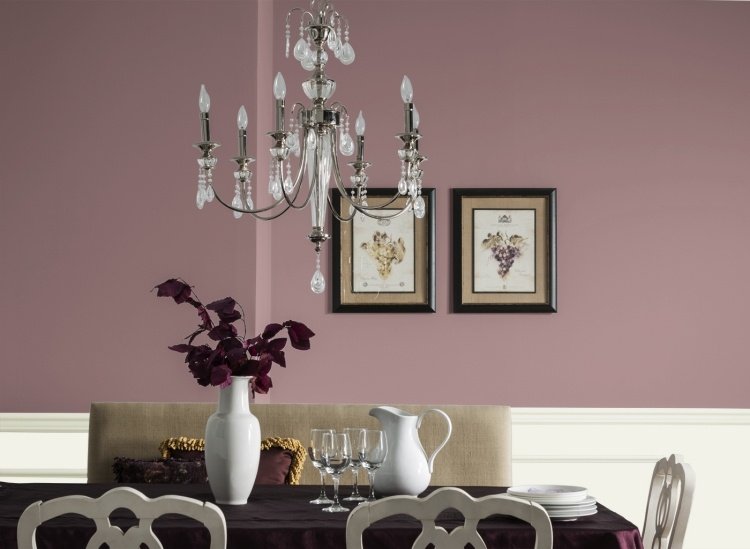 skymning-rosa-vägg-färg-matbord-kristall-ljuskrona-deco-violett-vit-uae