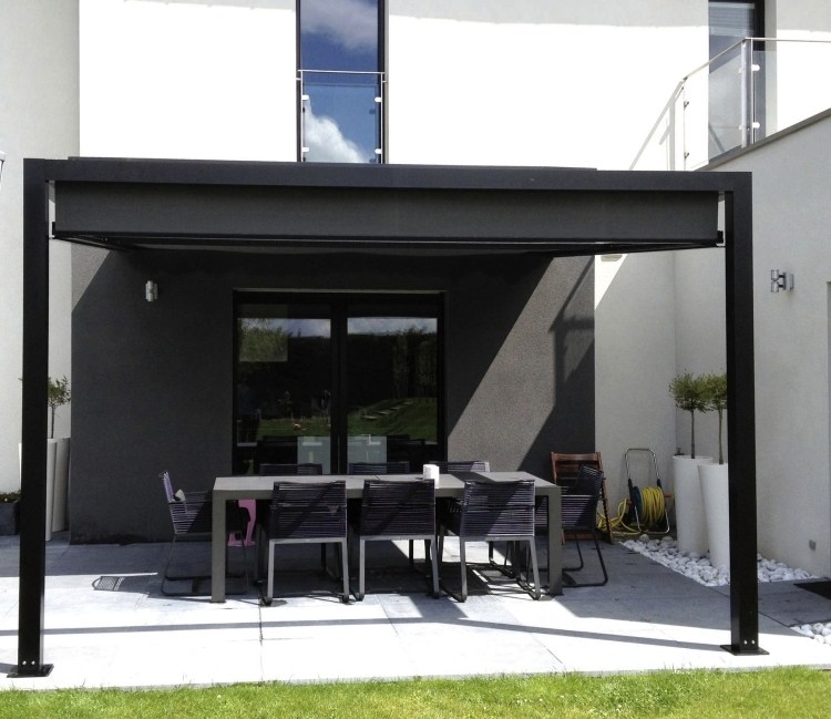 aluminium-terrass-takläggning-väderskydd-gräsmatta-bord-stolar-grå