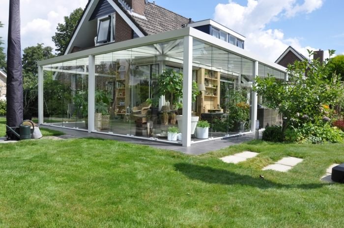 Täckning i terrass i aluminium-vit-modern-pulverlackerad-glasskydd-matt