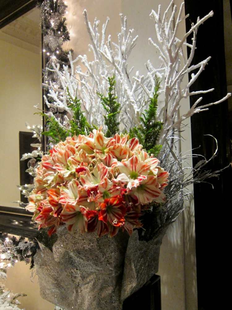 Amaryllis blomsterarrangemang frodiga vita grenar dekoration idé