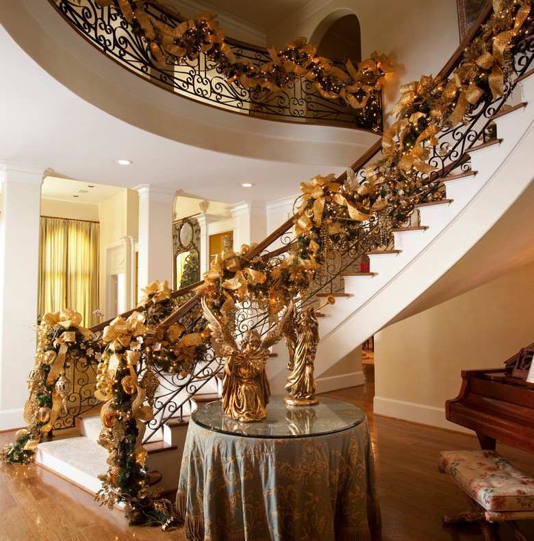 Amerikansk-jul-dekoration-trappa-krans-guld-färg