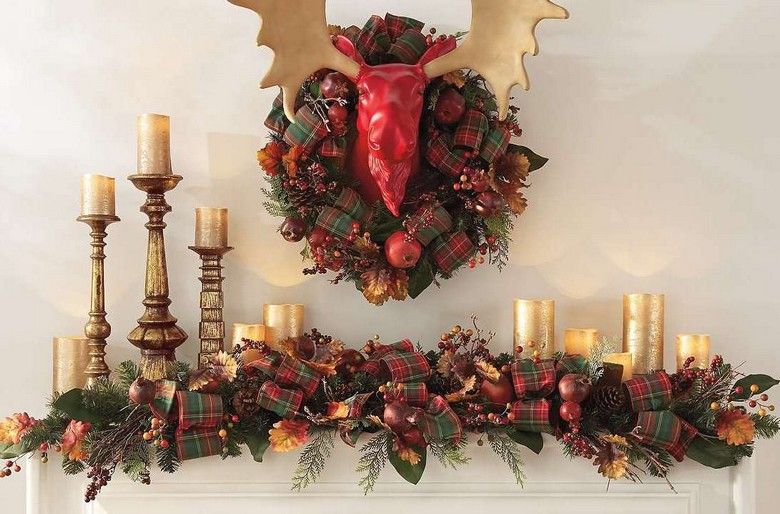 Amerikansk-jul-dekoration-röd-grön-mantelpiece-festligt-dekorera