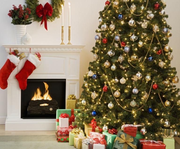 amerikansk juldekorationer eldstad julgransstrumpor gåvor krans